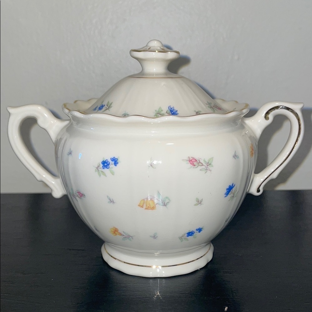 Syracuse China Suzanne sugar bowl with a lid. Floral Design.  Vintage 40’s-70’s.